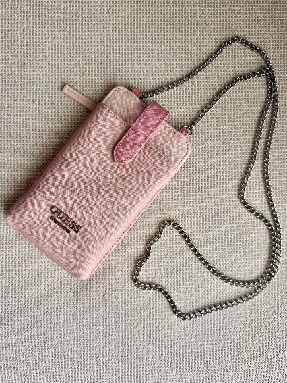 GUESS Blush Pink Chain Crossbody Phone Case with zipper comprar behind